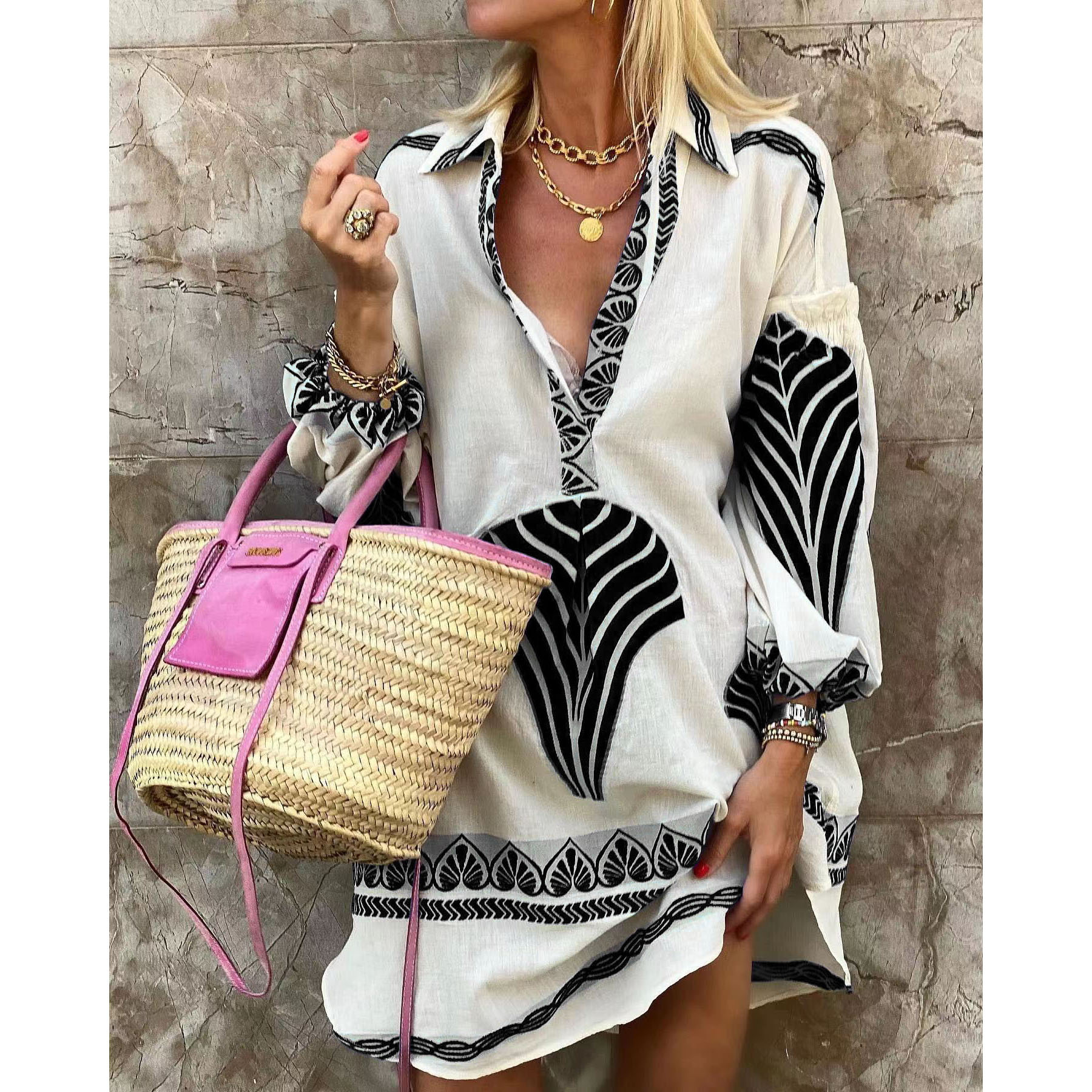 Elegant and Stylish Women's Dress in Vintage Look
