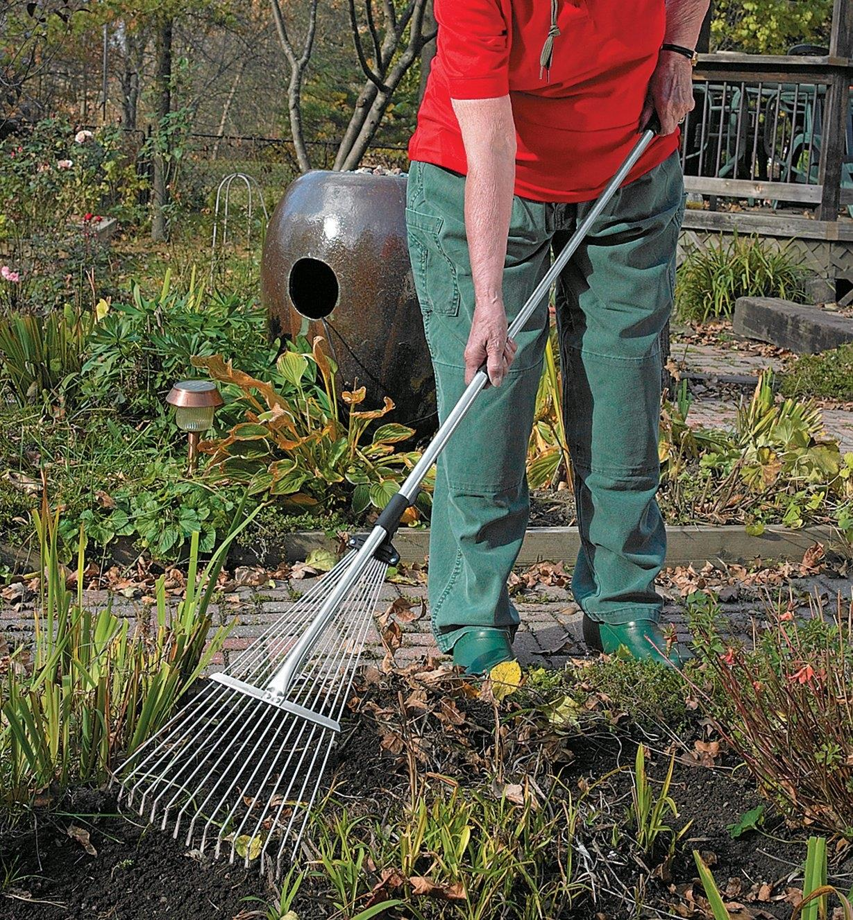 RakeEase™ Compact Cleanup Power