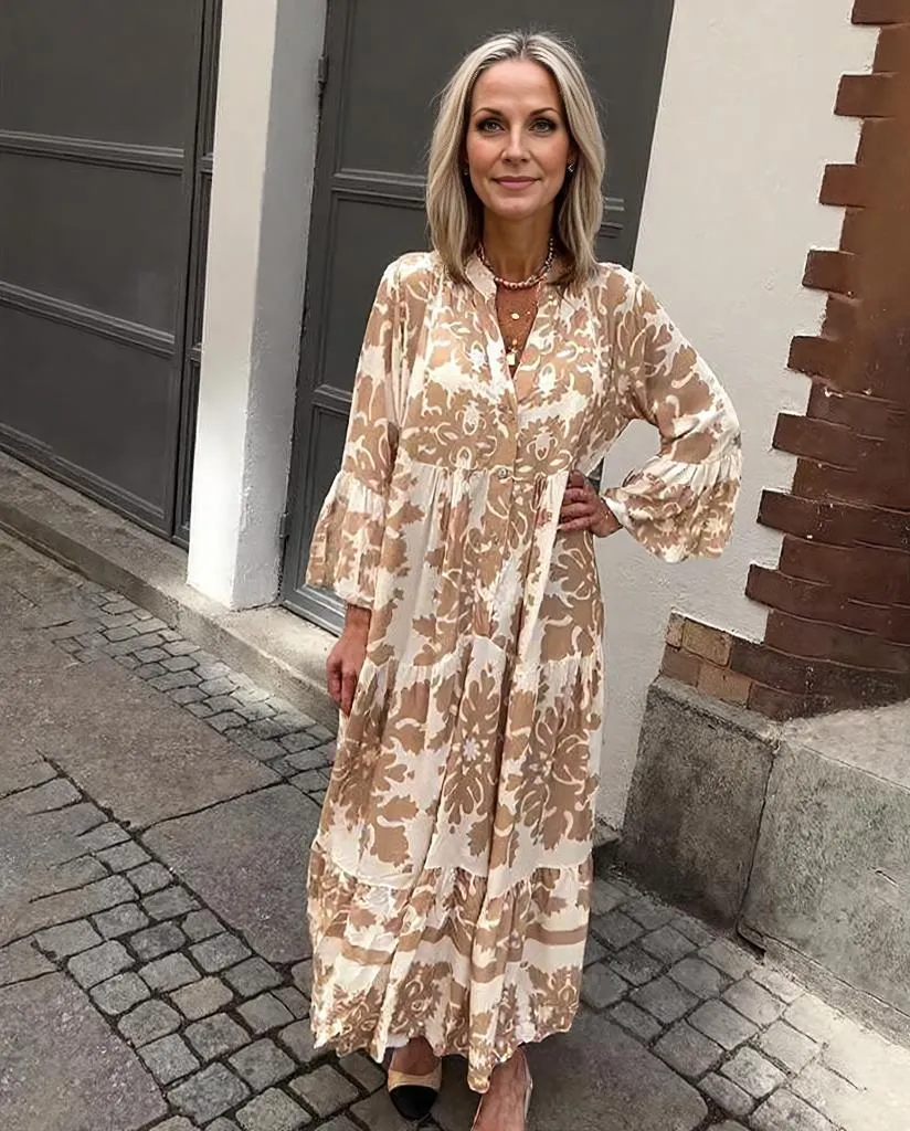 Attractive maxi dress with V-neck and 3/4 sleeves