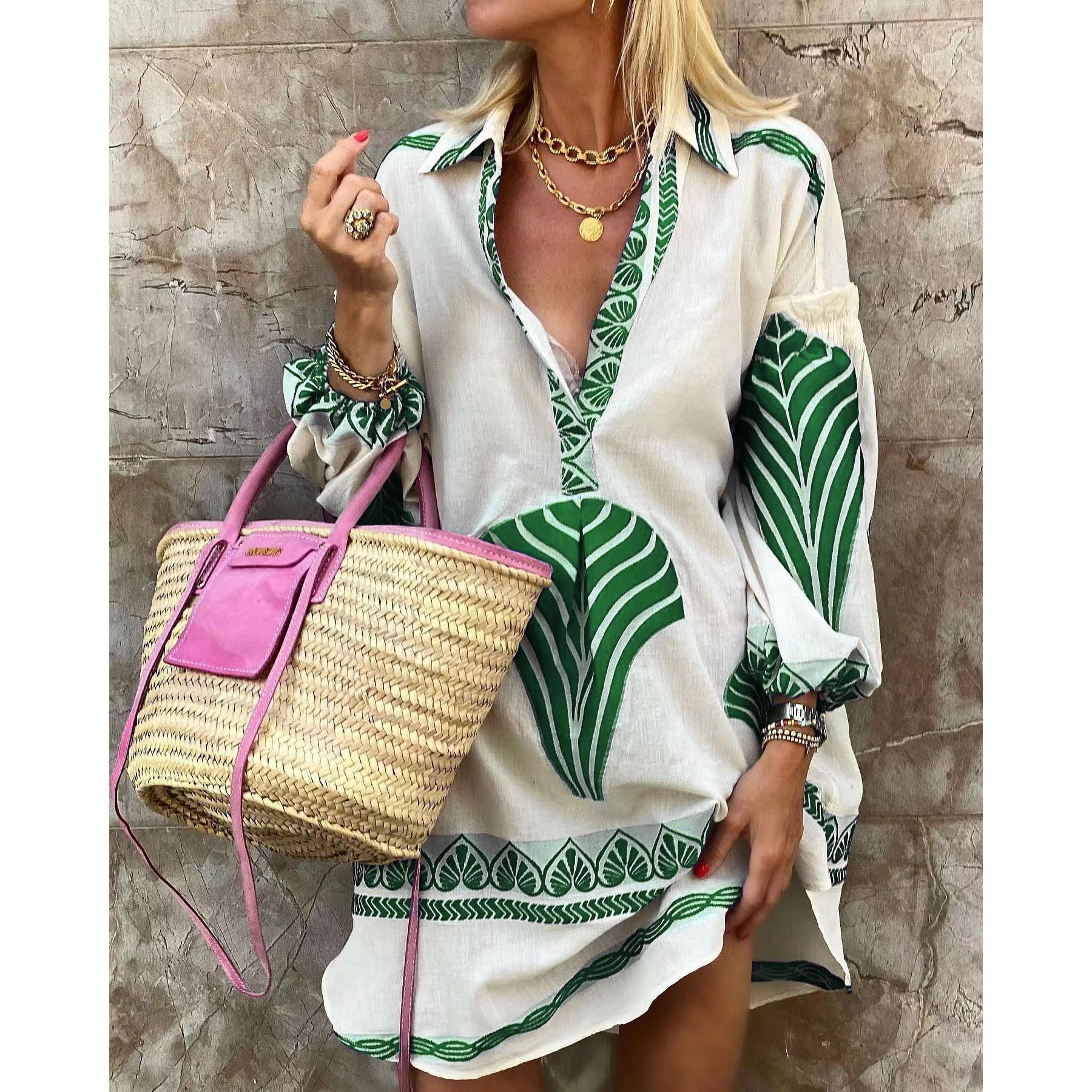Elegant and Stylish Women's Dress in Vintage Look